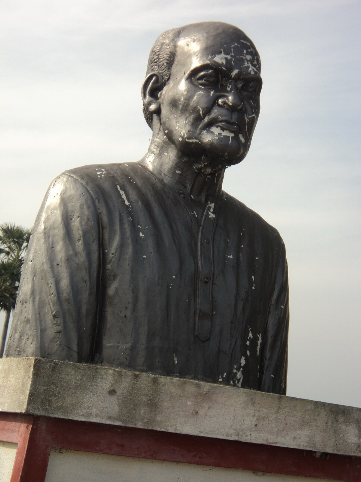 Bust statue of illustrator Vaddadi Papaiah against the sky